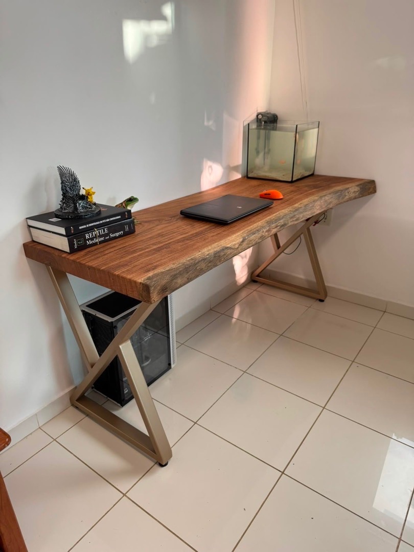 Mesa de escritório com tampo live-edge e base industrial dourada