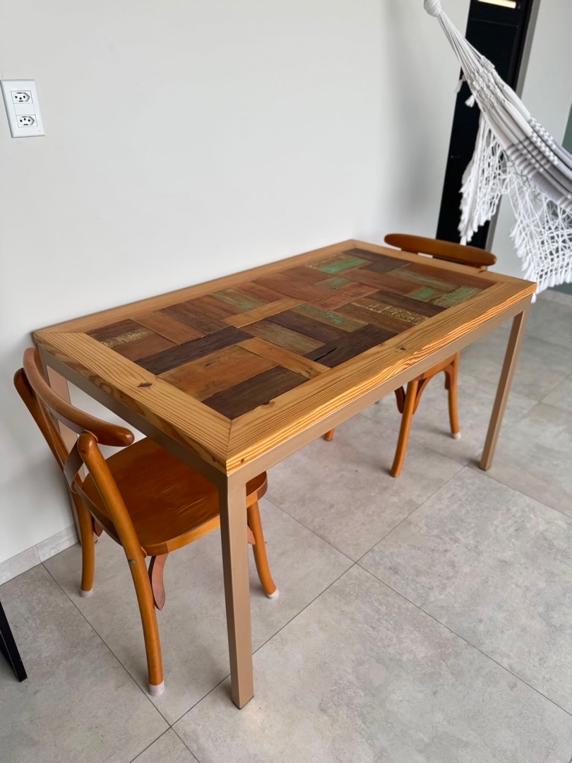 Mesa de jantar com tampo patchwork de madeiras recicladas coloridas