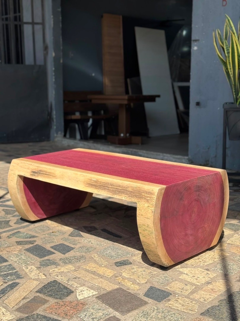 Banco decorativo em madeira maciça tingida de vermelho com bordas naturais