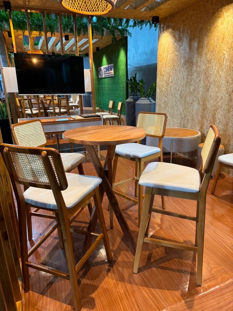 Mesa bistrô alta para restaurante com tampo de madeira clara