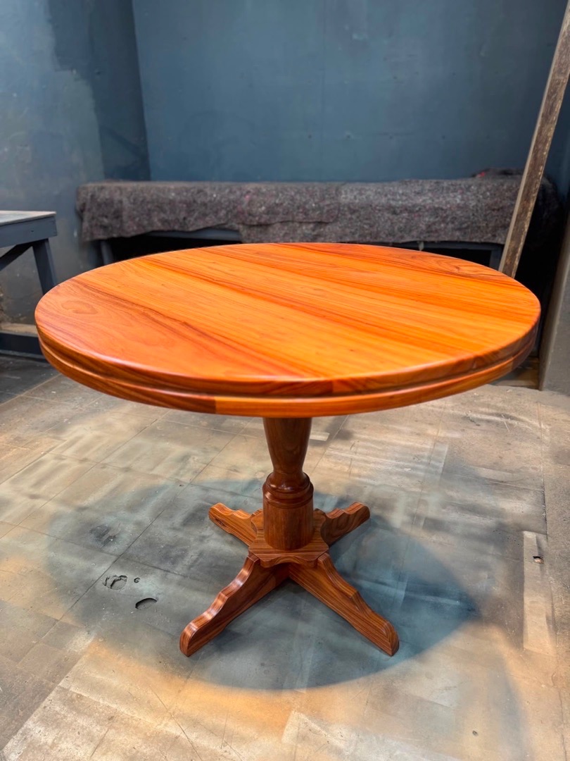 Mesa redonda de jantar com pedestal torneado de madeira nobre