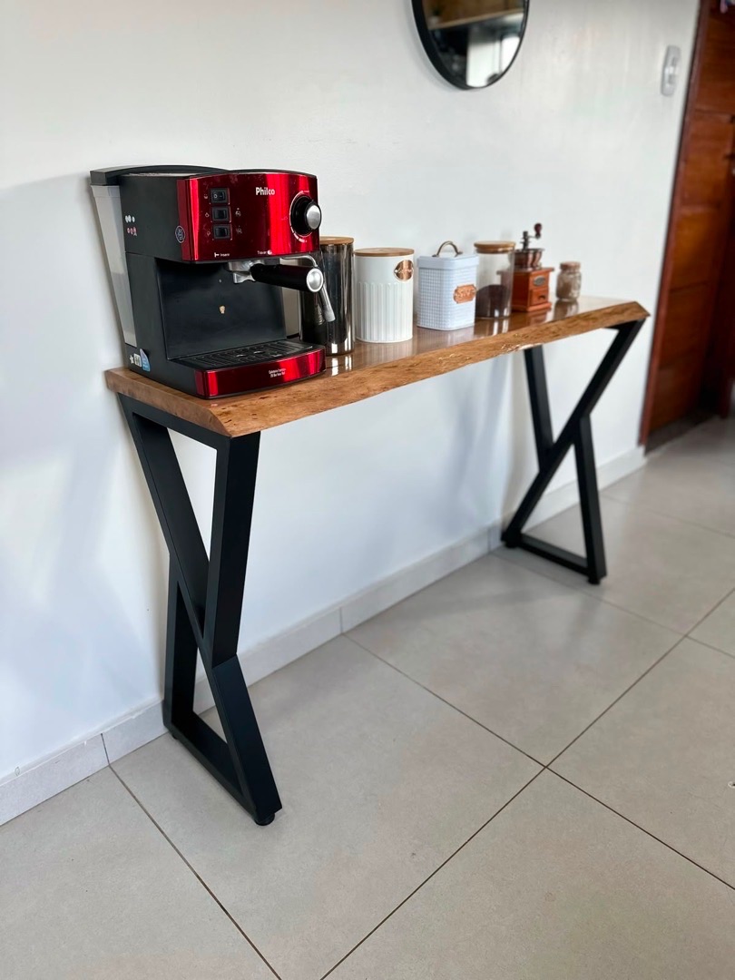 Aparador estreito para café e bar com tampo de madeira resinada e base em X preta