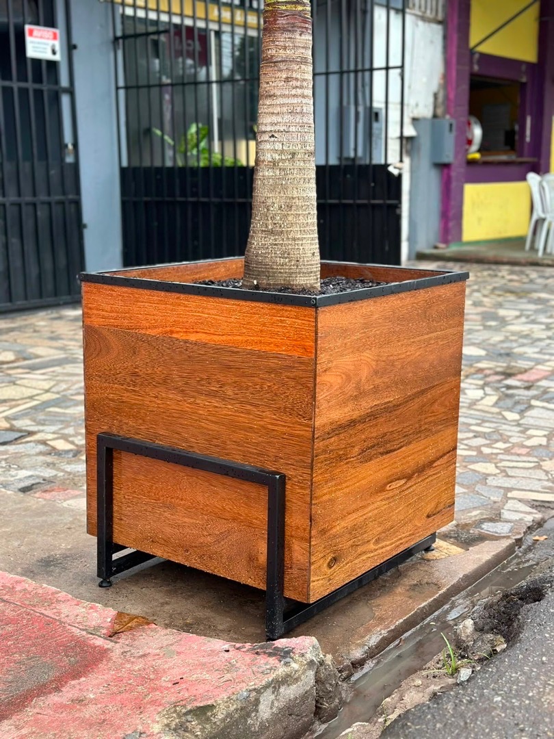 Cachepot floreira urbana quadrada em madeira com base metálica preta para árvore
