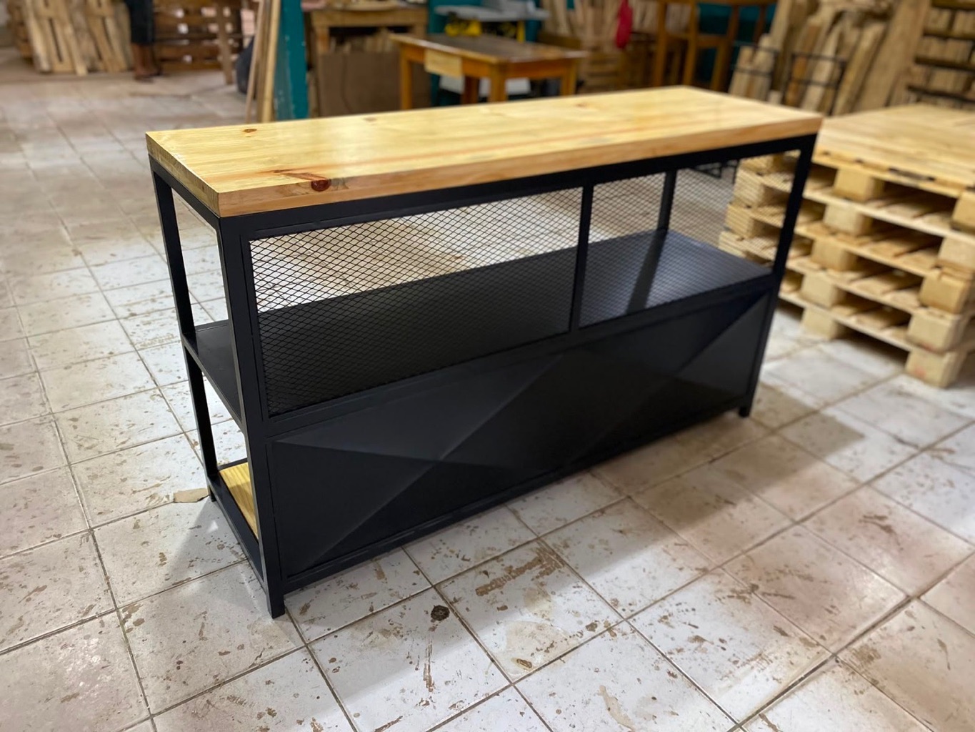 Balcão vitrine industrial com tampo de madeira, base preta em aço e tela metálica